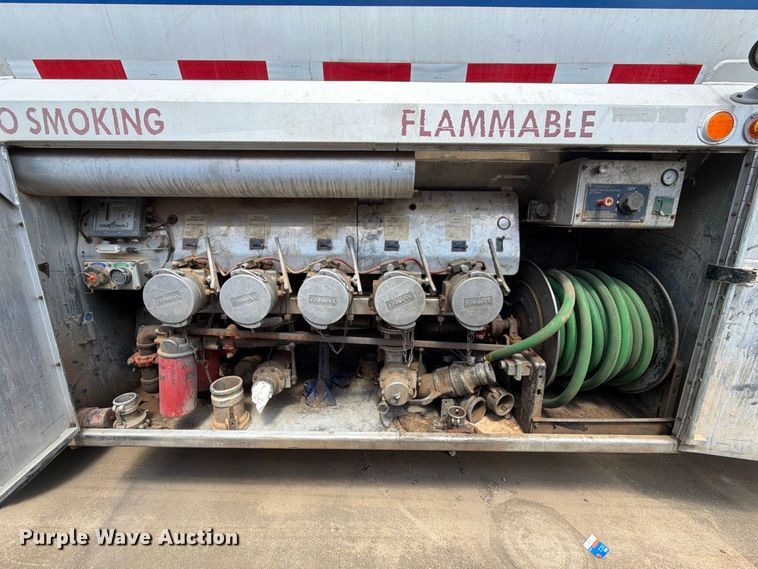 image for item EA7368 2015 Peterbilt 567 fuel truck
