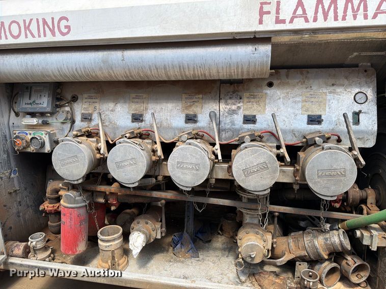 image for item EA7368 2015 Peterbilt 567 fuel truck