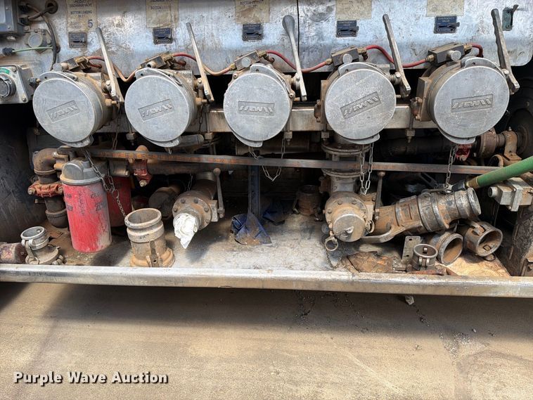 image for item EA7368 2015 Peterbilt 567 fuel truck
