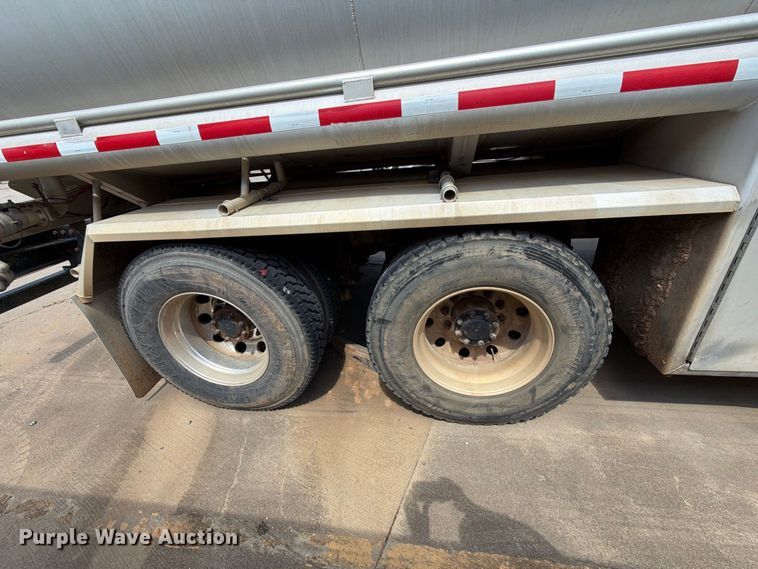 image for item EA7368 2015 Peterbilt 567 fuel truck