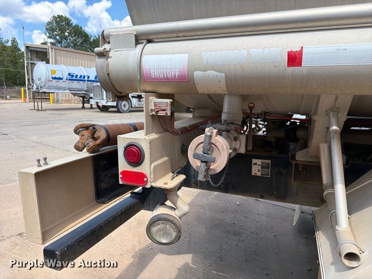image for item EA7368 2015 Peterbilt 567 fuel truck