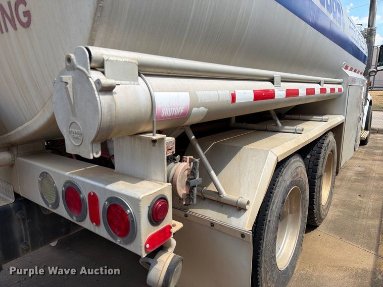image for item EA7368 2015 Peterbilt 567 fuel truck