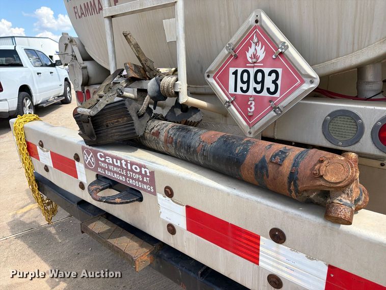 image for item EA7368 2015 Peterbilt 567 fuel truck