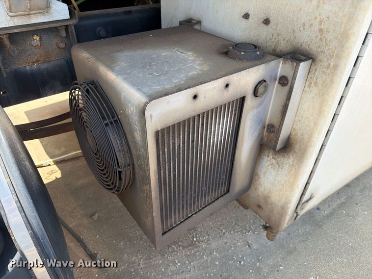 image for item EA7368 2015 Peterbilt 567 fuel truck