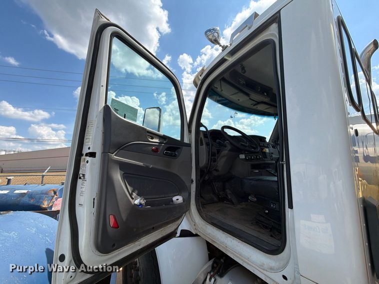 image for item EA7368 2015 Peterbilt 567 fuel truck