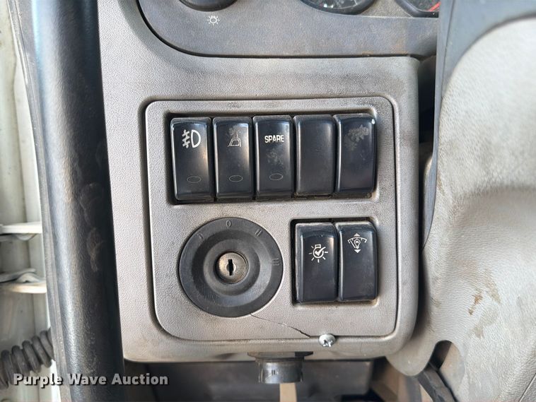 image for item EA7368 2015 Peterbilt 567 fuel truck