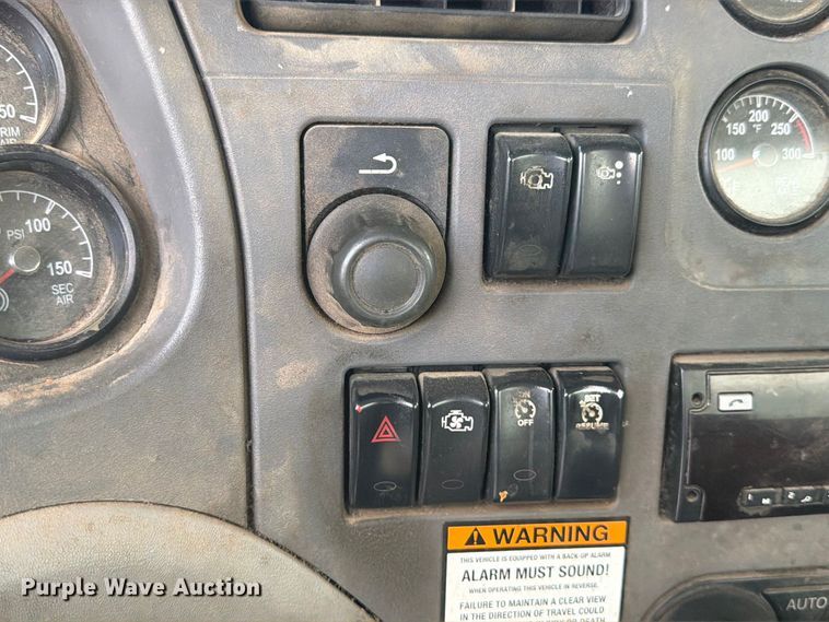 image for item EA7368 2015 Peterbilt 567 fuel truck