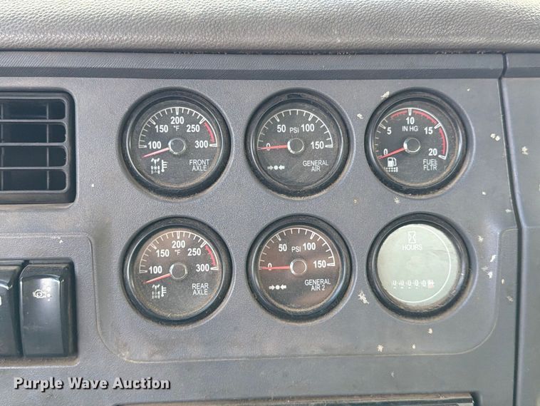image for item EA7368 2015 Peterbilt 567 fuel truck