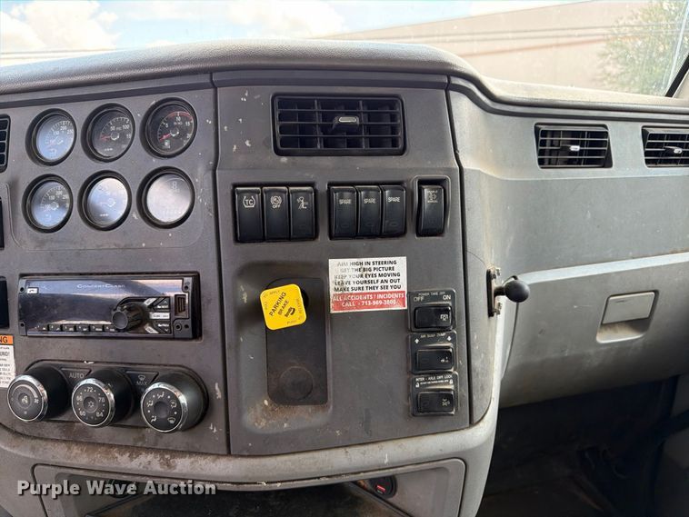 image for item EA7368 2015 Peterbilt 567 fuel truck