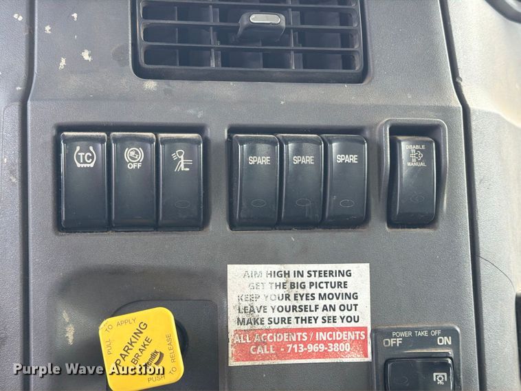 image for item EA7368 2015 Peterbilt 567 fuel truck