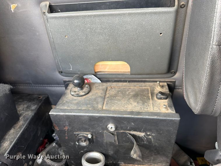 image for item EA7368 2015 Peterbilt 567 fuel truck