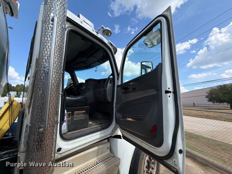 image for item EA7368 2015 Peterbilt 567 fuel truck