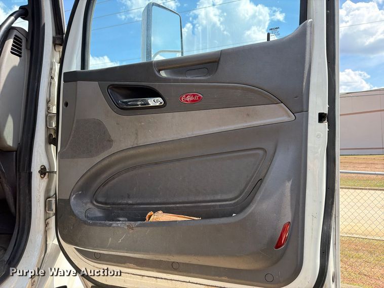 image for item EA7368 2015 Peterbilt 567 fuel truck