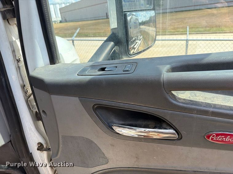 image for item EA7368 2015 Peterbilt 567 fuel truck