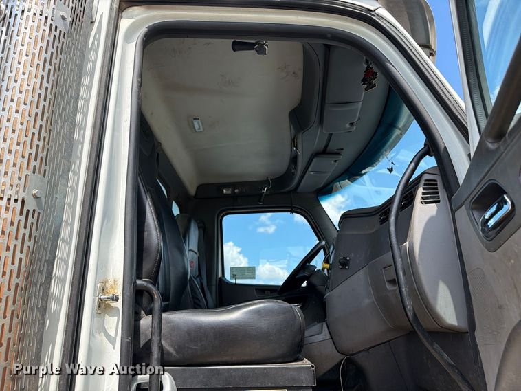 image for item EA7368 2015 Peterbilt 567 fuel truck