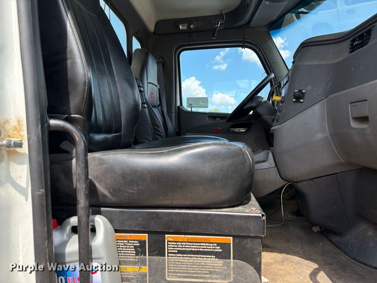 image for item EA7368 2015 Peterbilt 567 fuel truck