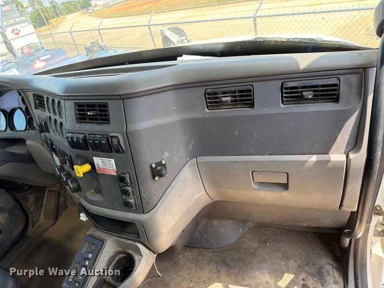image for item EA7368 2015 Peterbilt 567 fuel truck