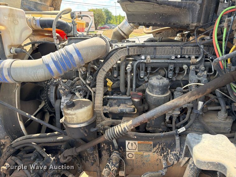 image for item EA7368 2015 Peterbilt 567 fuel truck