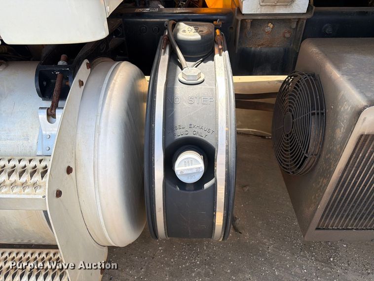 image for item EA7368 2015 Peterbilt 567 fuel truck