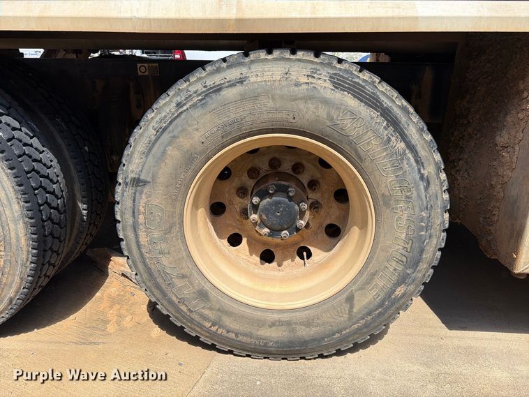 image for item EA7368 2015 Peterbilt 567 fuel truck