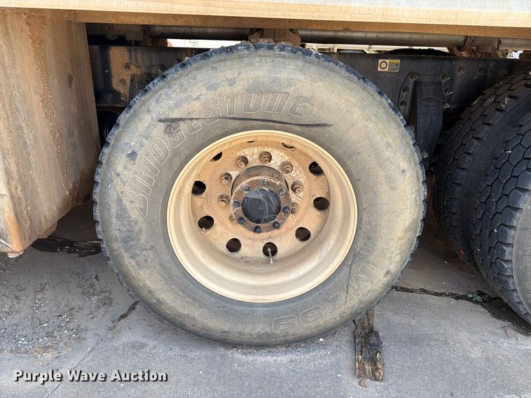 image for item EA7368 2015 Peterbilt 567 fuel truck
