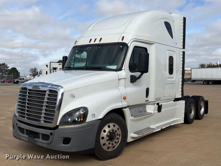 2014 Freightliner Cascadia semi truck