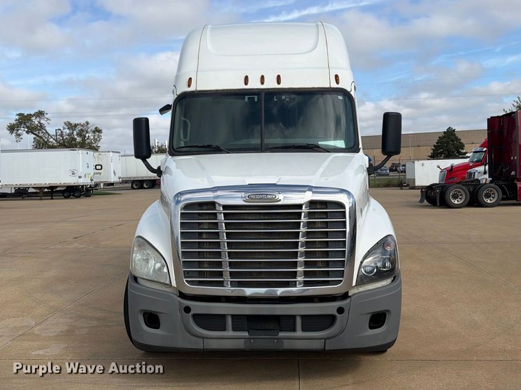 image for item EI7704 2014 Freightliner Cascadia semi truck