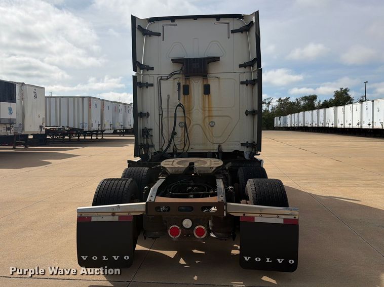 image for item EI7704 2014 Freightliner Cascadia semi truck