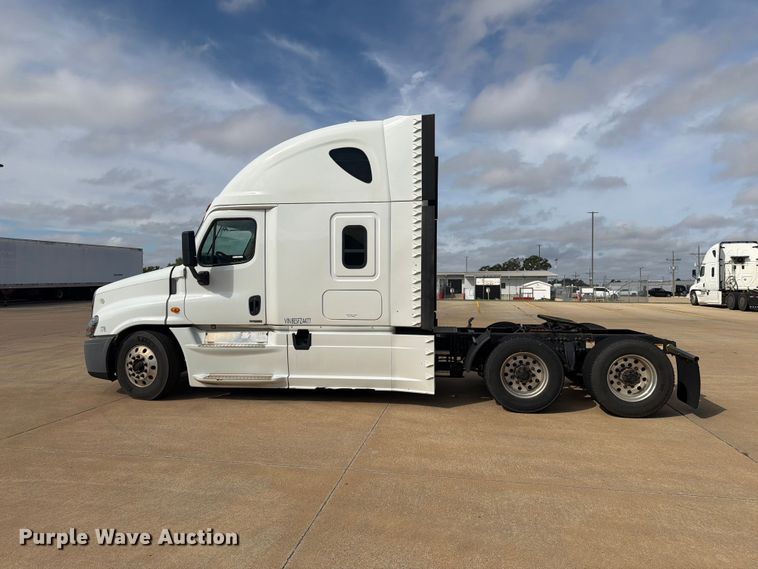 image for item EI7704 2014 Freightliner Cascadia semi truck