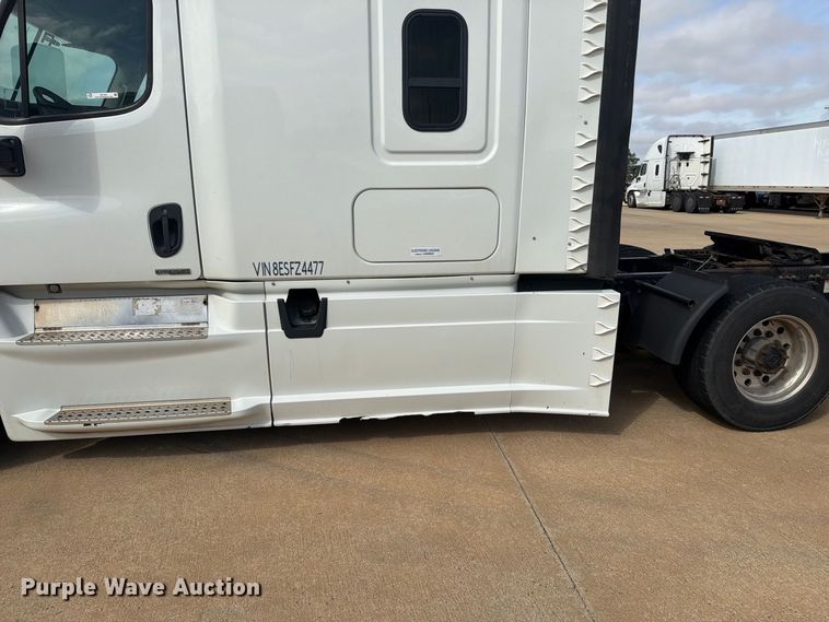 image for item EI7704 2014 Freightliner Cascadia semi truck