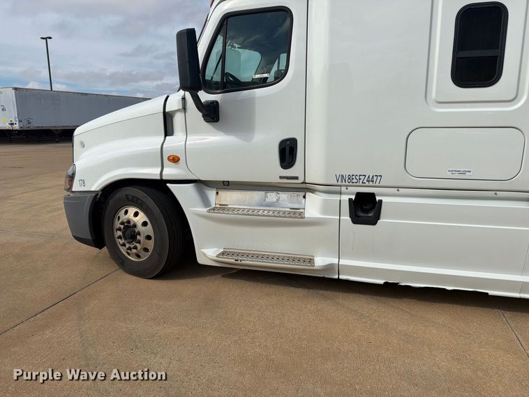 image for item EI7704 2014 Freightliner Cascadia semi truck