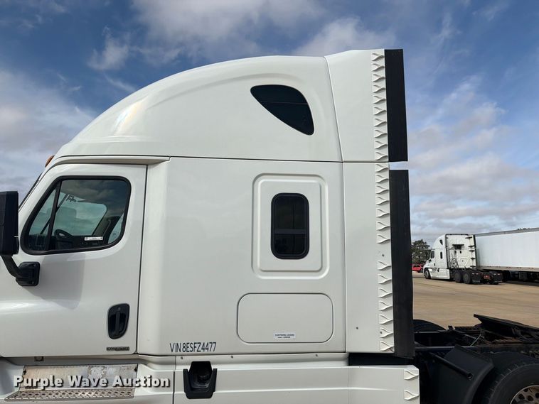 image for item EI7704 2014 Freightliner Cascadia semi truck