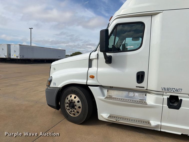image for item EI7704 2014 Freightliner Cascadia semi truck