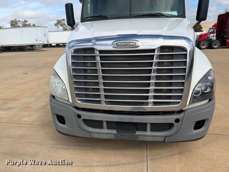 image for item EI7704 2014 Freightliner Cascadia semi truck