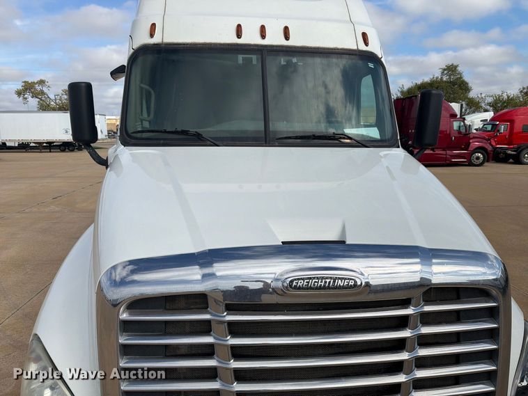 image for item EI7704 2014 Freightliner Cascadia semi truck
