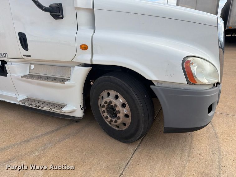 image for item EI7704 2014 Freightliner Cascadia semi truck
