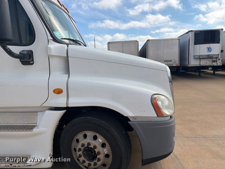 image for item EI7704 2014 Freightliner Cascadia semi truck