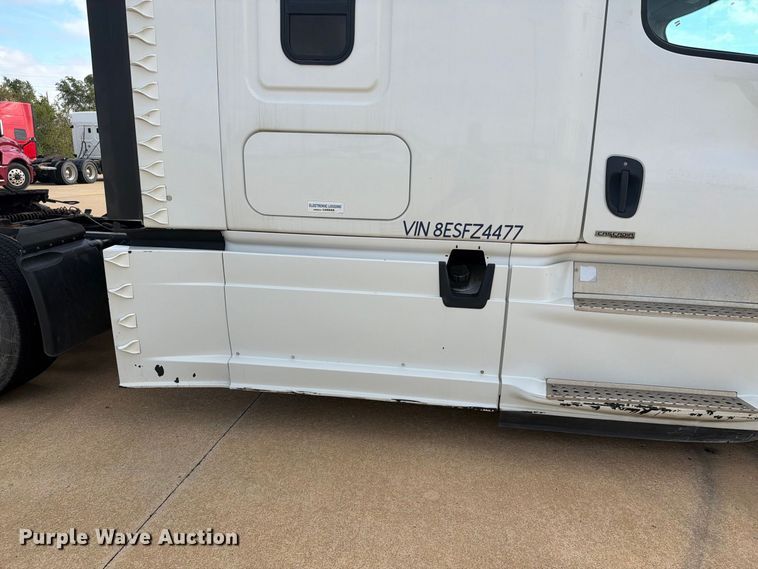 image for item EI7704 2014 Freightliner Cascadia semi truck