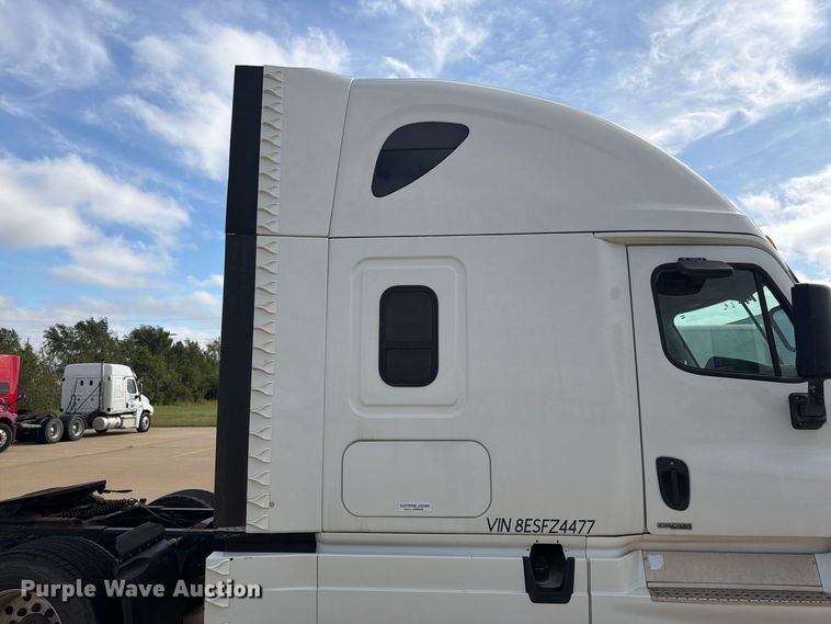 image for item EI7704 2014 Freightliner Cascadia semi truck