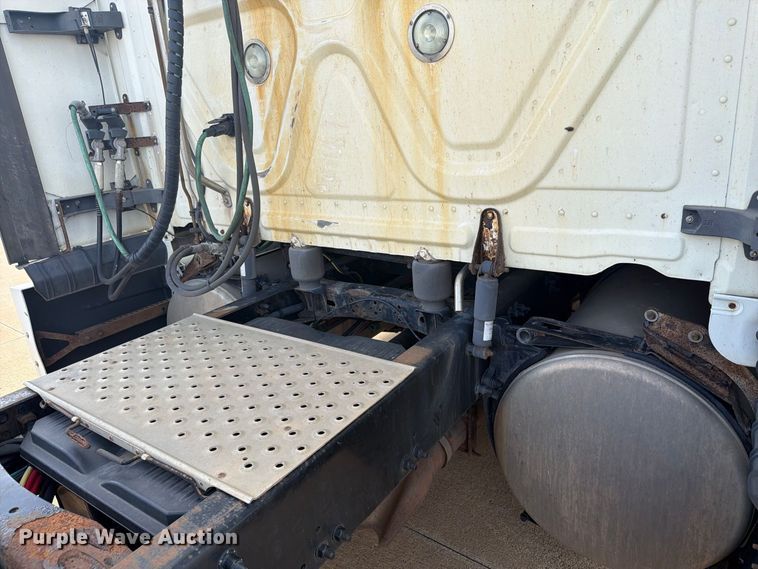 image for item EI7704 2014 Freightliner Cascadia semi truck
