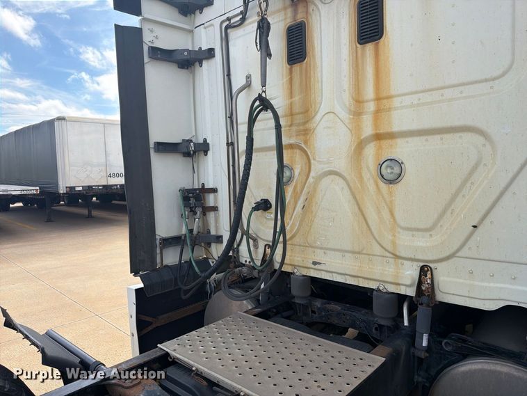 image for item EI7704 2014 Freightliner Cascadia semi truck