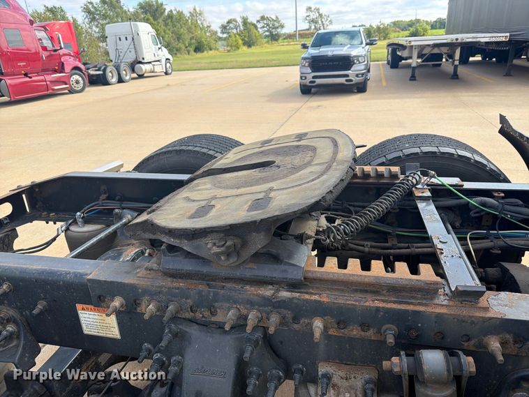 image for item EI7704 2014 Freightliner Cascadia semi truck