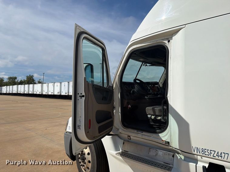 image for item EI7704 2014 Freightliner Cascadia semi truck