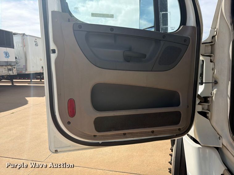 image for item EI7704 2014 Freightliner Cascadia semi truck