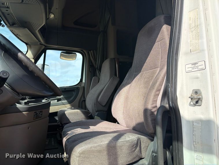 image for item EI7704 2014 Freightliner Cascadia semi truck