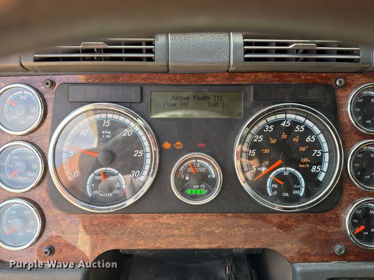 image for item EI7704 2014 Freightliner Cascadia semi truck