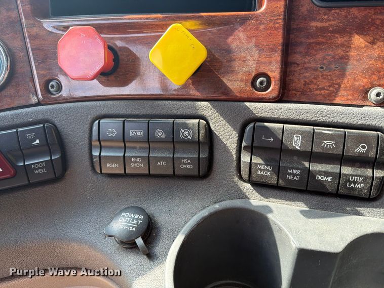 image for item EI7704 2014 Freightliner Cascadia semi truck