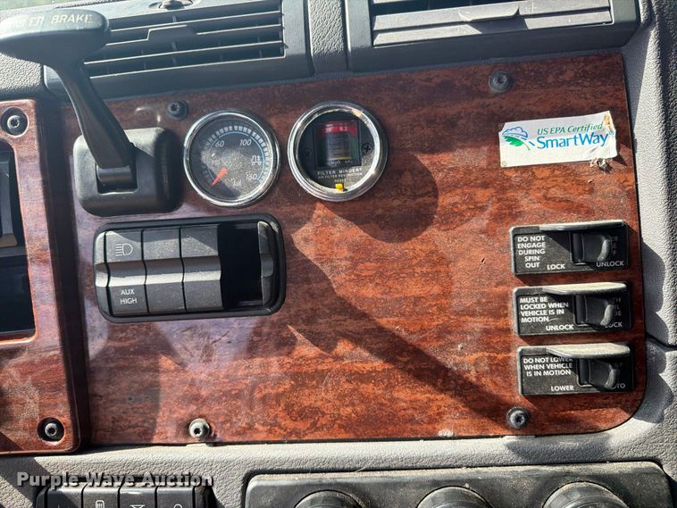 image for item EI7704 2014 Freightliner Cascadia semi truck