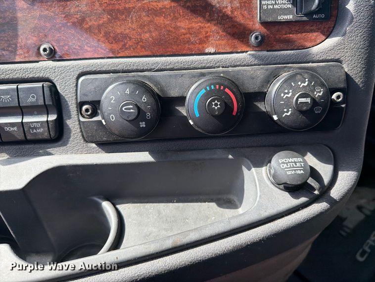 image for item EI7704 2014 Freightliner Cascadia semi truck