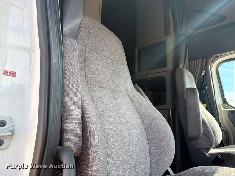 image for item EI7704 2014 Freightliner Cascadia semi truck